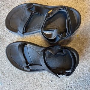 Teva Hurricane size 8
